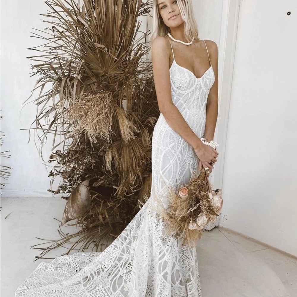 Rue De Seine Ivory Lace Wedding Dress - Picture 3 of 13